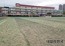 전남 광양중 인조잔디운동장 재시공 요구에 도교육청 내년에 검토