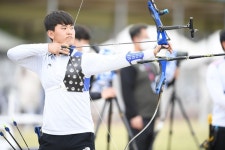 [포토] 예천군 경북일고 김제덕 선수, 2020도쿄 올림픽  양궁서 '한국 첫 금메달'