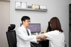 숙면 방해하는 오십견, 초기에 비수술 치료로 증상 개선