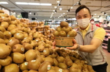 [포토]롯데마트 월드컵점, ‘한통 가득 키위 쌓기’ 행사