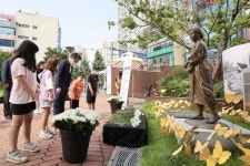 광주 동구, 금남로 공원 평화의 소녀상에 헌화하세요