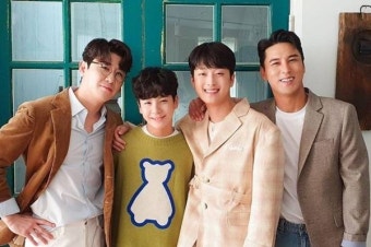 영탁·정동원·이찬원·장민호, 미소까지 닮았네…꿀 뚝뚝 '찐 케미'