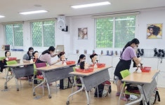 미용 기능사에 도전하는 미평여자학교 학생들