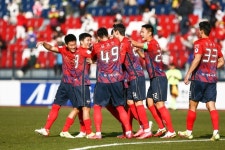 K리그1 승격 김천, 부산에 2 대 2 무승부...16경기 무패