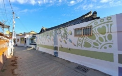 경주 황리단길, 한옥지구 전통 디자인 벽화 눈길