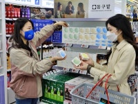 롯데마트 직원들이 파란 마스크 쓴 이유는?