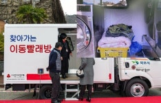 전남 목포시 이동 빨래방 어르신들에게 봄 향기 전해요