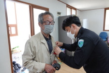[포토뉴스] 전남경찰 가거경비대, 낙도 독거노인 어버이날꽃 달아주기행사 가져