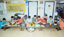 대전라온사진봉사단·늘푸른봉사회, 장애인과 함께 김밥만들기 체험