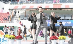 김천시민체육대회서 축하공연하는 미스터 트롯 전사 박군