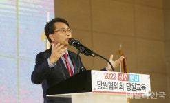 국힘 상주.문경 당협 당원교육서 축사하는 윤상현 국회의원