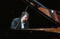 쿵~쿵~ 두번의 피날레 주먹 타건...가슴 두드린 샤를 리샤르-아믈랭의 쇼팽