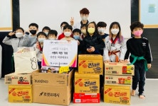 [포토] 송촌동 비룡태권도, 어려운 이웃에 라면 기탁