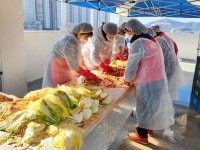 진해장애인협회 김장김치∙쌀 나눔 행사로 후끈