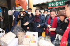 김충섭 김천시장, 설 명절 전통시장 장보기 앞장