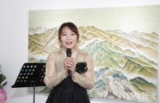 갤러리 샐빛 개관식에서 인사하는 김복자 관장