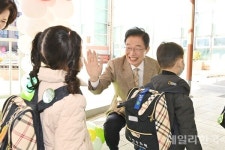 새 학기 유치원생과 인사하는 임종식 경북교육감