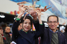 포항 찾은 김건희 여사, 민생 현장 곳곳 누비며 밀착 내조 행보