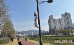 경산시, 남천 둔치에 친환경 해충유인퇴치기 추가 설치