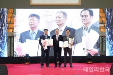 표창장 받는 상주시체육회 박근섭, 김종원 이사