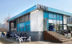 GS25, 마스크 해제로 한강 편의점 매출 특수…돗자리·라면 인기