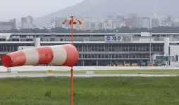 제주공항, 비바람에 183편 결항…오후 운항 재개 가능성