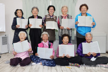 6.25세대 할머니, 칠곡할매글꼴로 우크라이나에 평화와 반전 메시지 전해