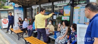 더위야 물렀거라 영천공설시장 버스승강장 시원한 생수 비치