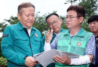 이상민 행안부 장관에게 국비 지원 건의하는 이철우 경북도지사