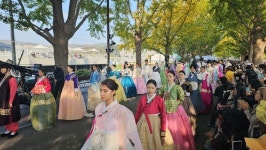 [포토] 아산시 은행나무길이 런웨이?...시그니처 한복 패션쇼