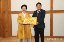 상주시의회에 선물 전달하는 심재연 경북도 시군의회의장협의회 부회장