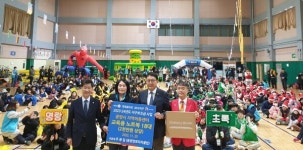 우광일 거양엔지니어링 대표, 지역에 교육용 노트북 지원