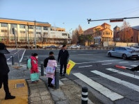 윤소식 전 대전경찰청장, 상대초 앞에서 교통봉사 펼쳐