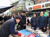 설 맞아 전통시장서 장보는 김주수 의성군수