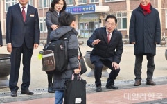 새 학기 등교 학생 격려하는 임종식 경북교육감