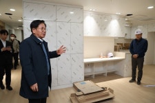 박강수 마포구청장, 서울 자치구 최초 효도숙식 경로당 조성 현장 점검