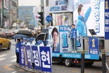 [선택4·10] 박정현, 공식선거운동 첫날 '출근길 표심 잡기'