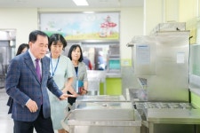 충남교육청, 간부공무원 급식 위생안전 특별점검 실시