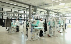 [현장] 다림질 1분이면 끝…자동화로 무장한 런드리고 군포 스마트팩토리