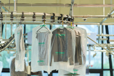 [현장] 다림질 1분이면 끝…자동화로 무장한 런드리고 군포 스마트팩토리