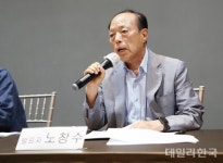 문학심포지엄서 주제발표 하는 노창수 시인