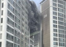강남 역삼동 아이파크 화재…"에어컨 용접 중 불꽃"