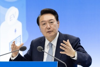 보훈요양원 찾은 尹대통령...참전유공자에 '영웅의 제복' 선물