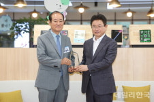 경산시, 경상북도 선정 지방세 성실납세자 표창패 전수