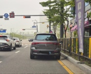 우회전 해야하는데 막힌 차선…대로변에서 전기차 충전을 하다니 제정신?