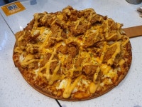 치킨·피자 전부 먹고 싶다면…맘스터치 정체성 담긴 신메뉴는?