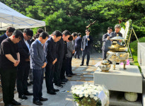 강기정 광주시장, 김대중 대통령 서거 15주기 추도식 참석‧묘역 참배