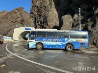 울릉군 서면서 농어촌 버스와 1톤 화물차 충돌