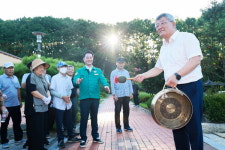 [포토] 김학동 예천군수 징 소리와 함께 힘찬 출발