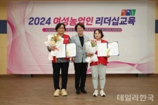 시상하는 김필자 NH농협은행 상주시지부장